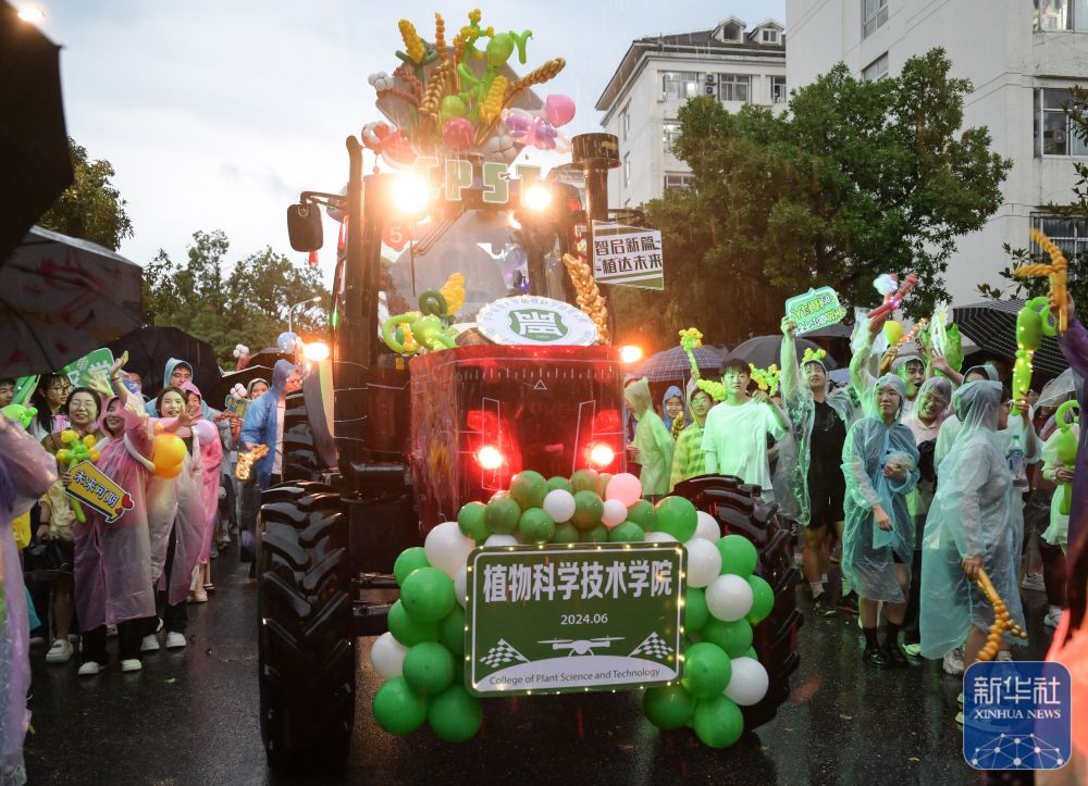 6月21日,农机花车队伍在威廉希尔体育校园里冒雨巡游。2