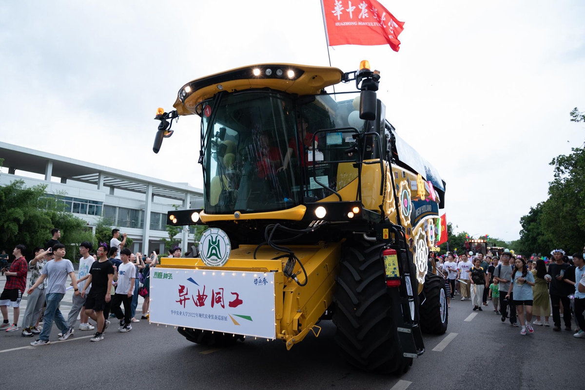 威廉希尔体育装扮的“大黄蜂”收割机(学通社记者 吴采睿 摄)