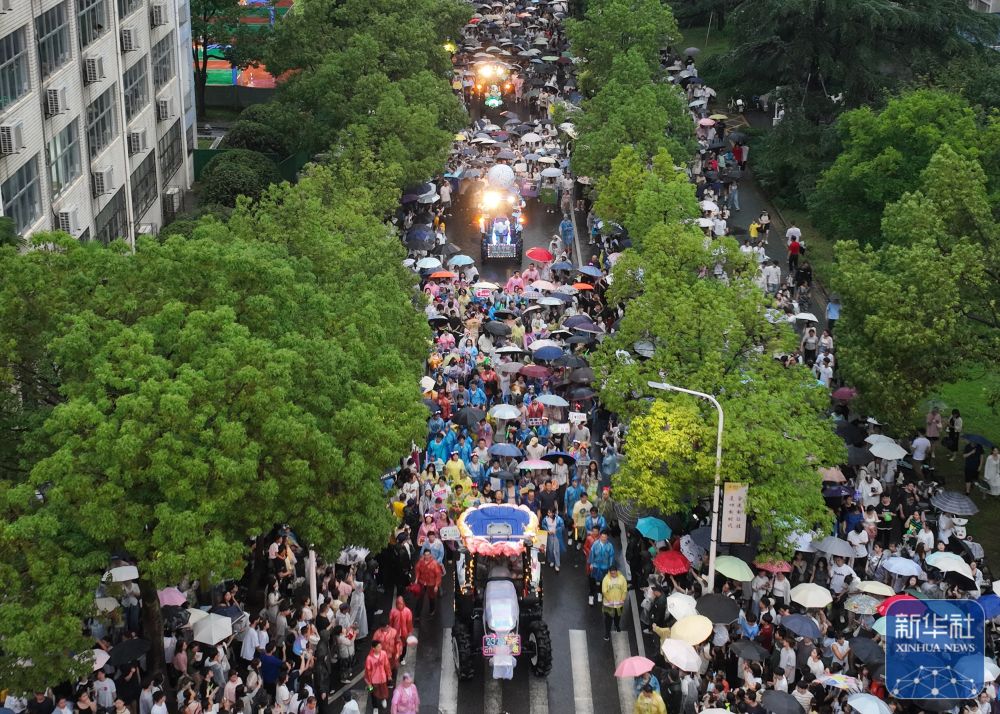 6月21日,农机花车队伍在威廉希尔体育校园里巡游(无人机照片)。