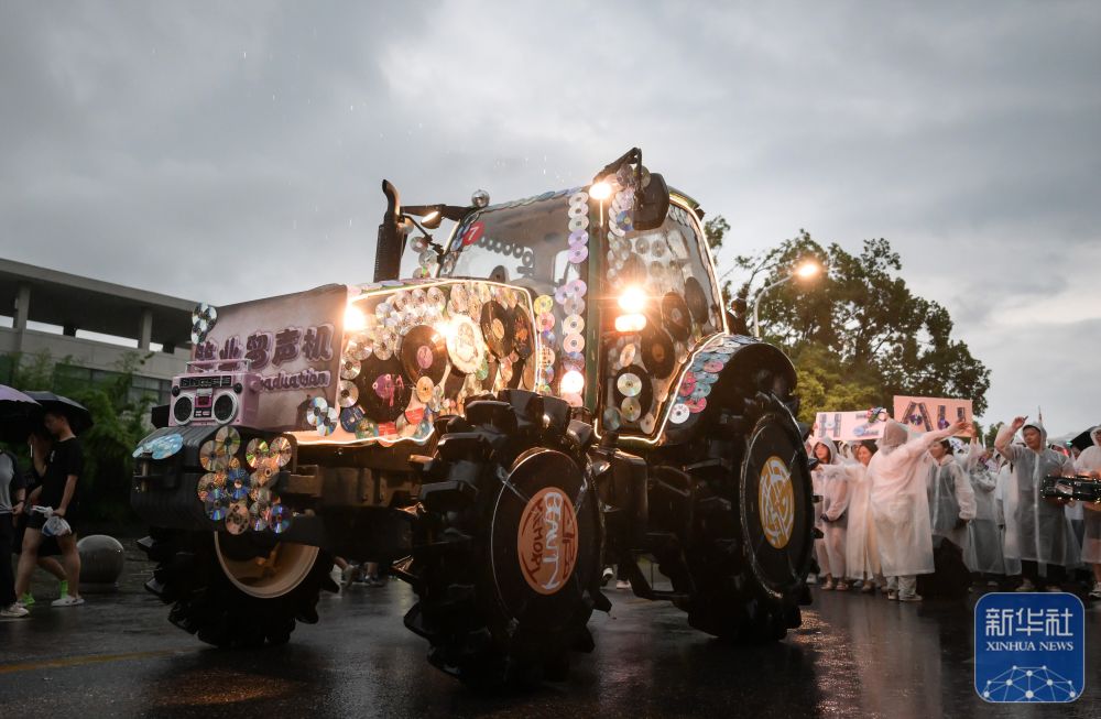 6月21日,农机花车队伍在威廉希尔体育校园里冒雨巡游。