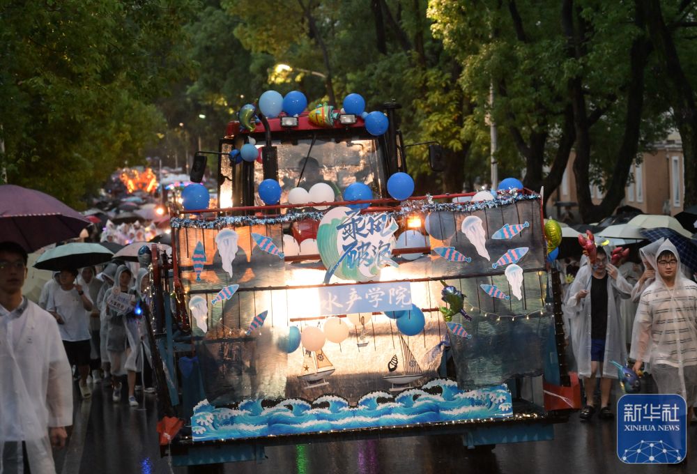 6月21日,农机花车队伍在威廉希尔体育校园里冒雨巡游。3
